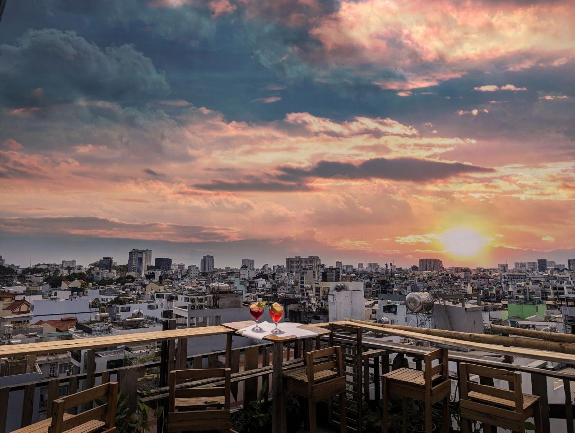 The Gk House Hostel, Ecolliving, Central City, Natural Wooden, Chill View Rooftop, Restaurant And Cocktail Bar 호치민 외부 사진